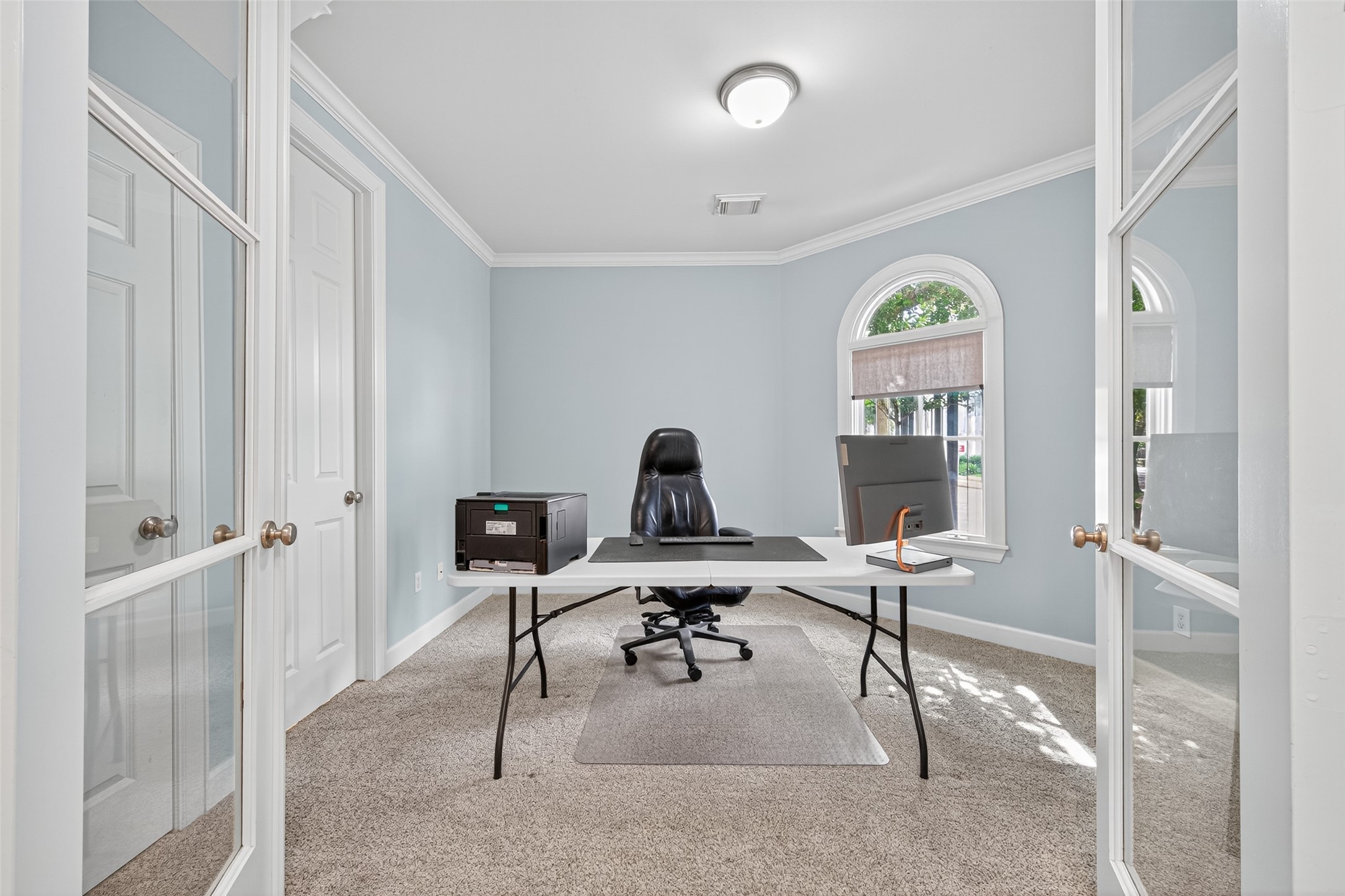 2624 Helena Street Houston, TX 77006 - Photo 5 of 33 a view of a workspace with furniture