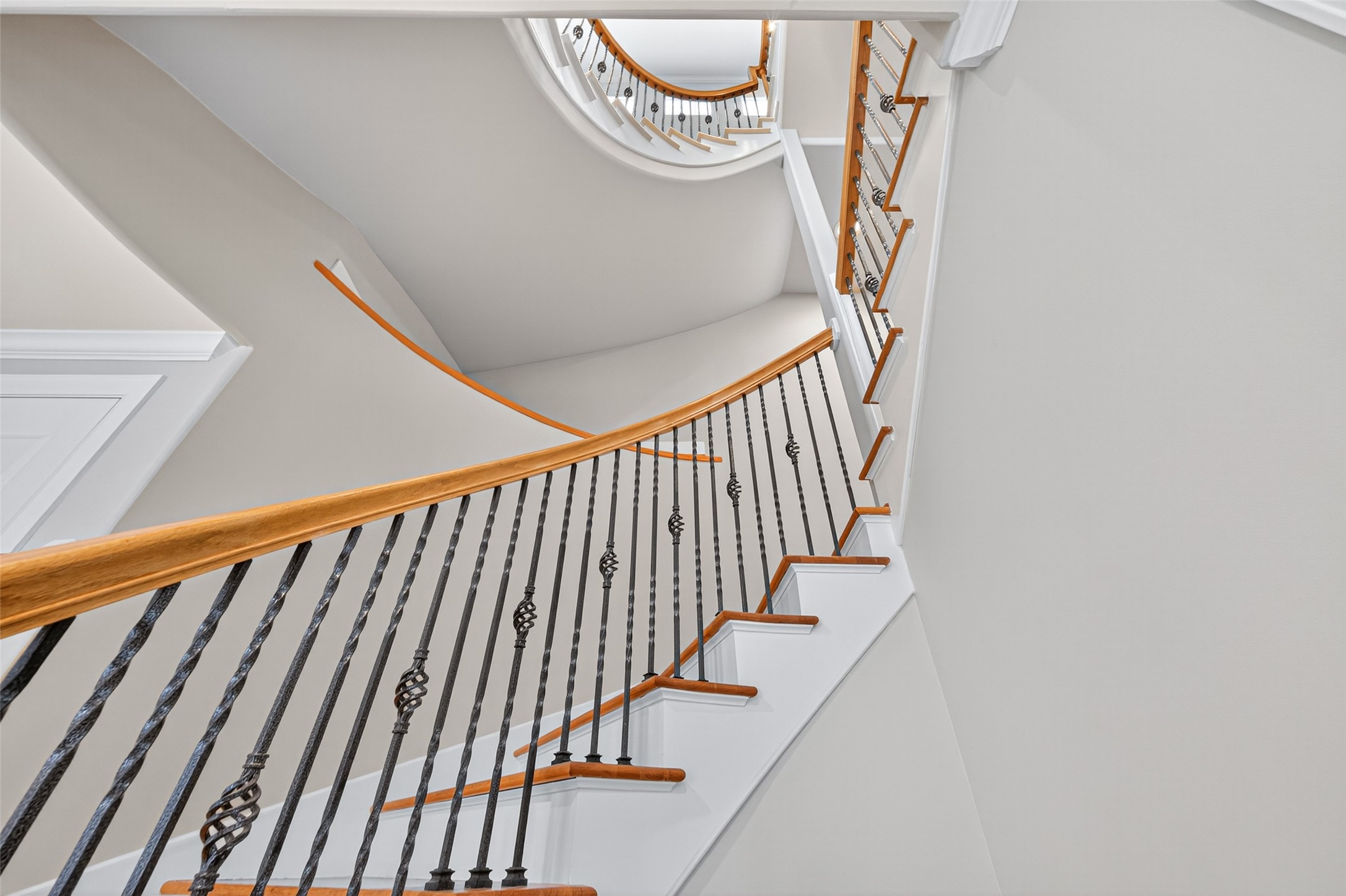 2624 Helena Street Houston, TX 77006 - Photo 8 of 33 a view of entryway