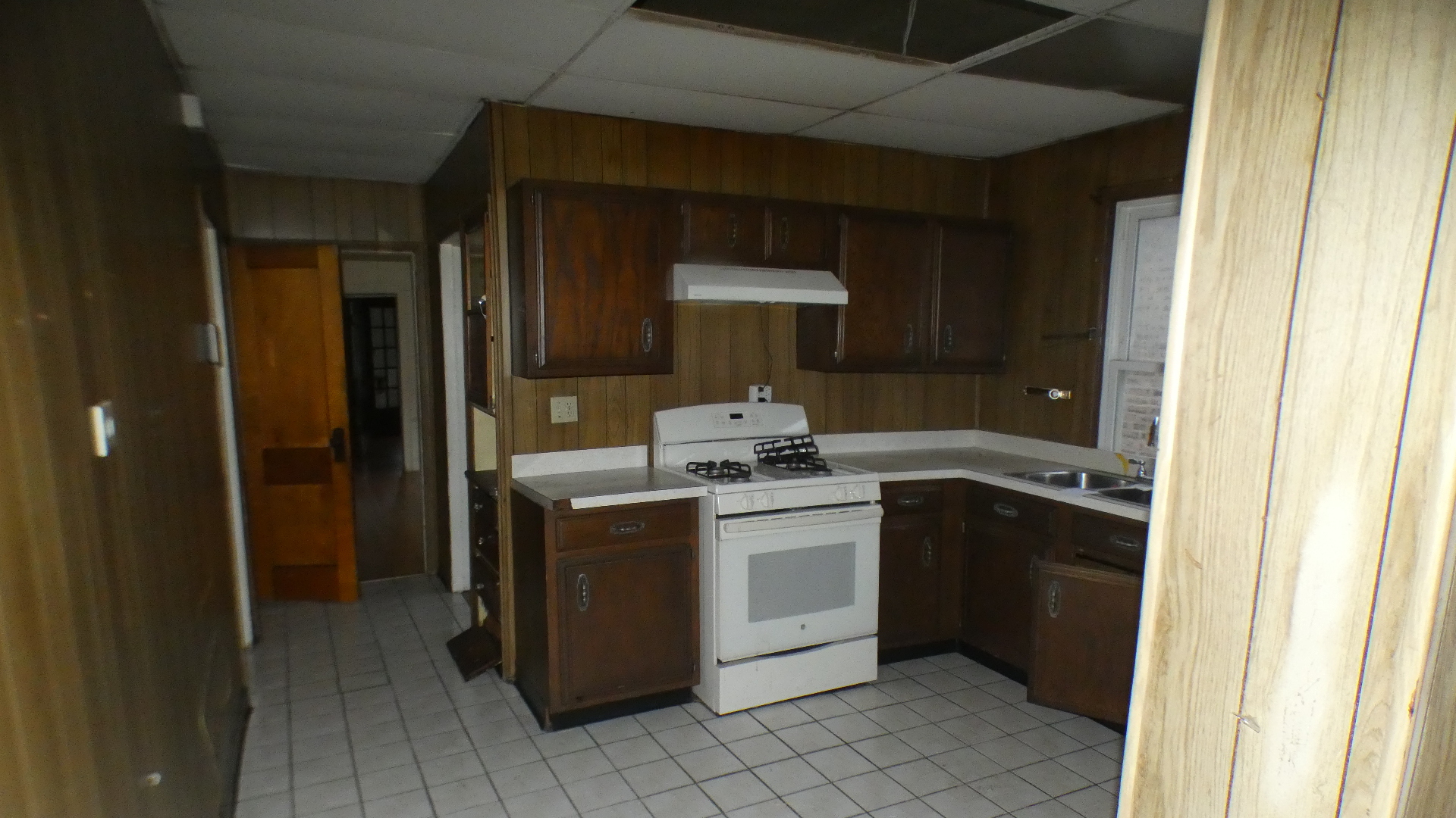 8133 South Loomis Boulevard Chicago, IL 60620 - Photo 14 of 32 a kitchen with a stove and a refrigerator