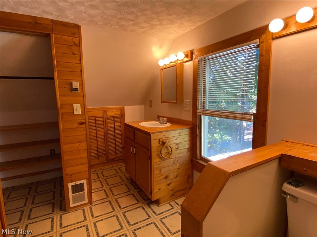 906 Dayton Street Akron, OH 44310 - Photo 26 of 31 full bath on third floor