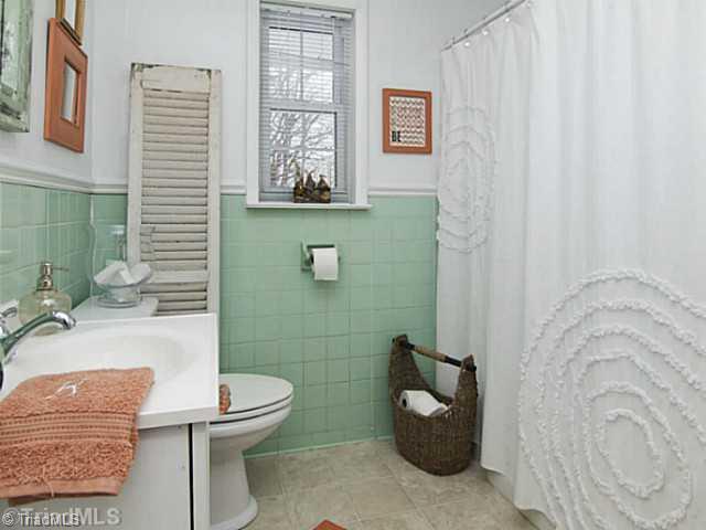105 Helsabeck Road King, NC 27021 - Photo 9 of 16 Bath.