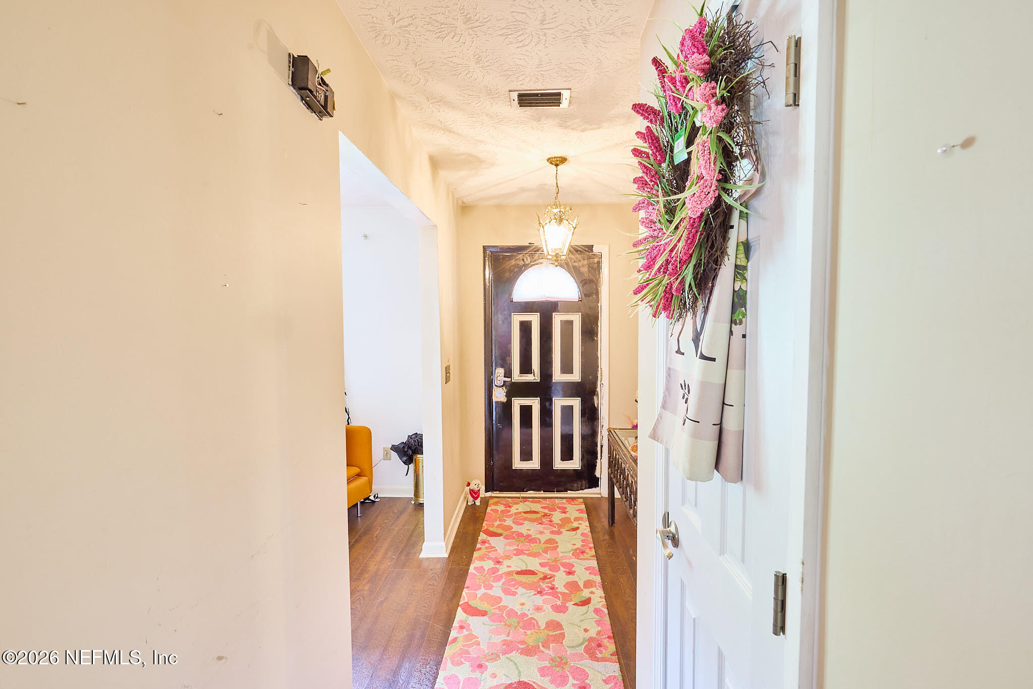8965 San Rae Road Jacksonville, FL 32257 - Photo 6 of 46 a view of a hallway with a flower pot