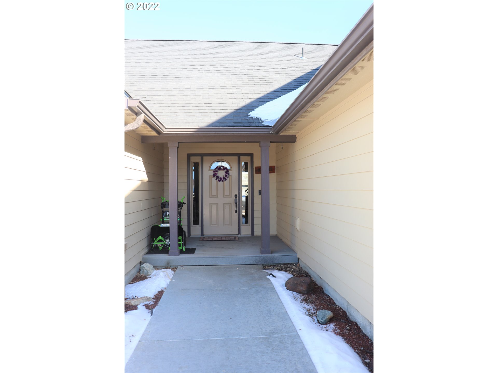 705 L Loop Baker City, OR 97814 - Photo 3 of 32 a view of hallway with living room