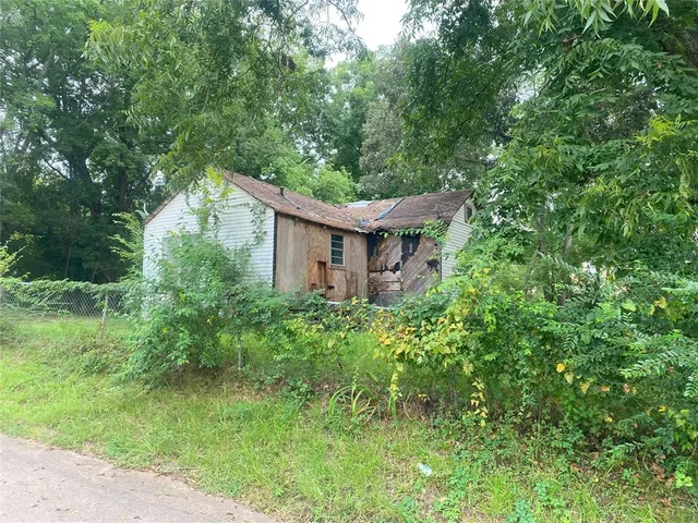 a view of a house with a yard and plants