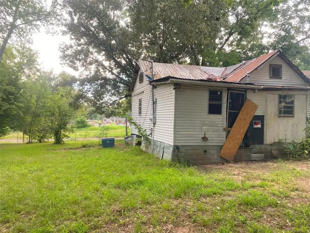 a view of a house with backyard