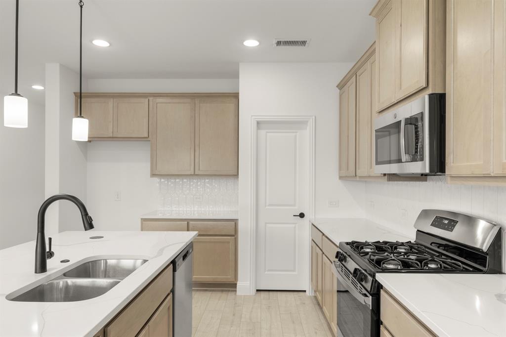 2902 Hanscom Street Forney, TX 75126 - Photo 4 of 34 kitchen