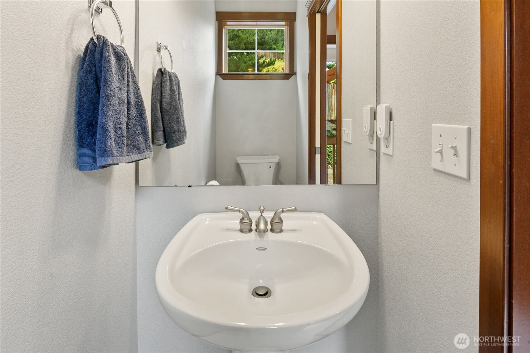 2923 Belmonte Lane Everett, WA 98201 - Photo 18 of 33 a bathroom with a sink and a mirror
