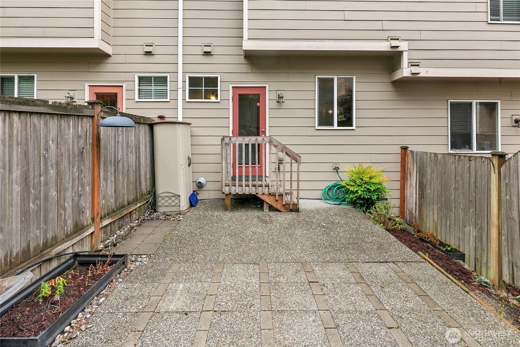 2923 Belmonte Lane Everett, WA 98201 - Photo 31 of 33 a backyard of a house