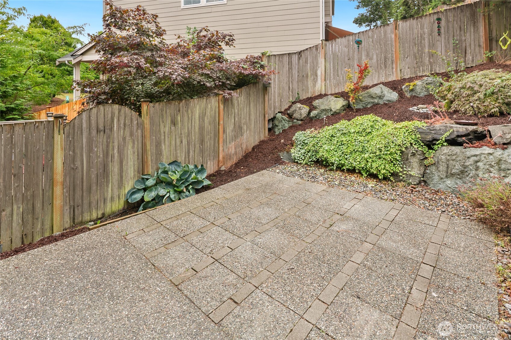 2923 Belmonte Lane Everett, WA 98201 - Photo 32 of 33 a backyard of a house with lots of green space