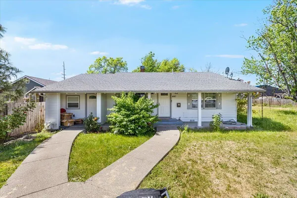 $415,000 | 441 North 1st Street, Central Point, OR 97502