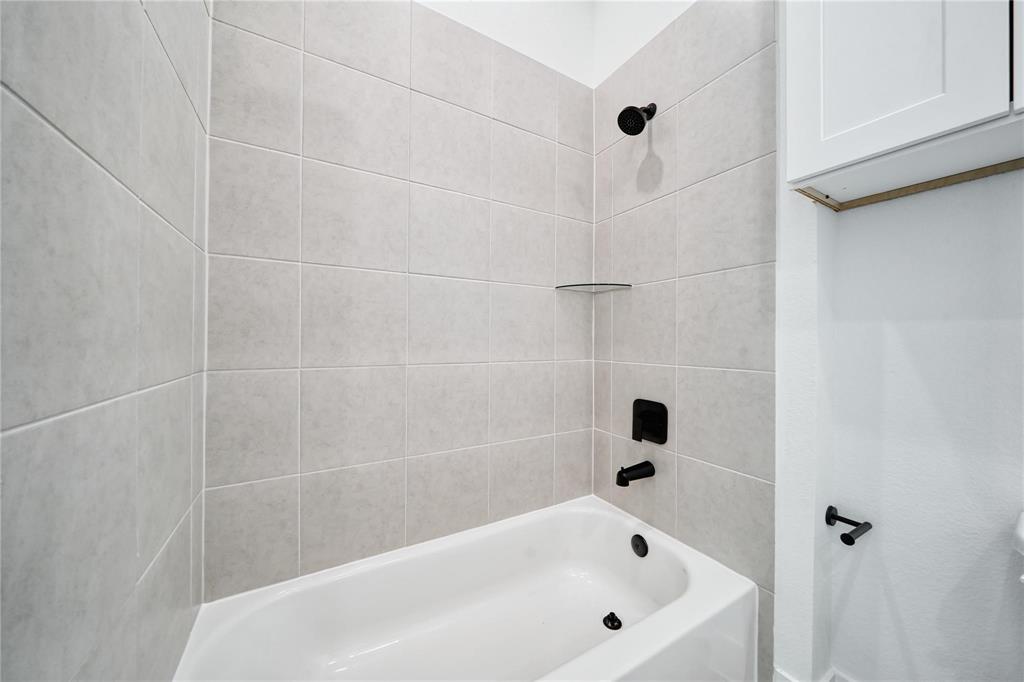 8107 Calhoun Road Houston, TX 77033 - Photo 15 of 16 a bathroom with a bathtub