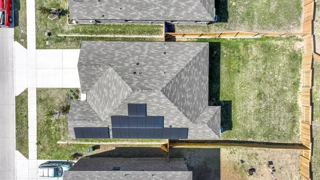 a view of entryway with a front yard