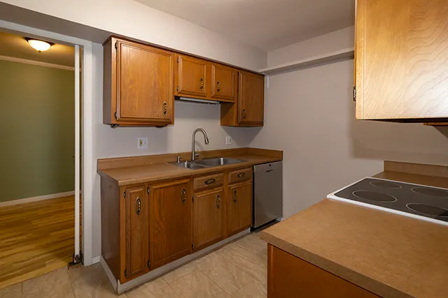 $175,000 | 633 Cress Creek Lane, Unit 1, Crystal Lake, IL 60014