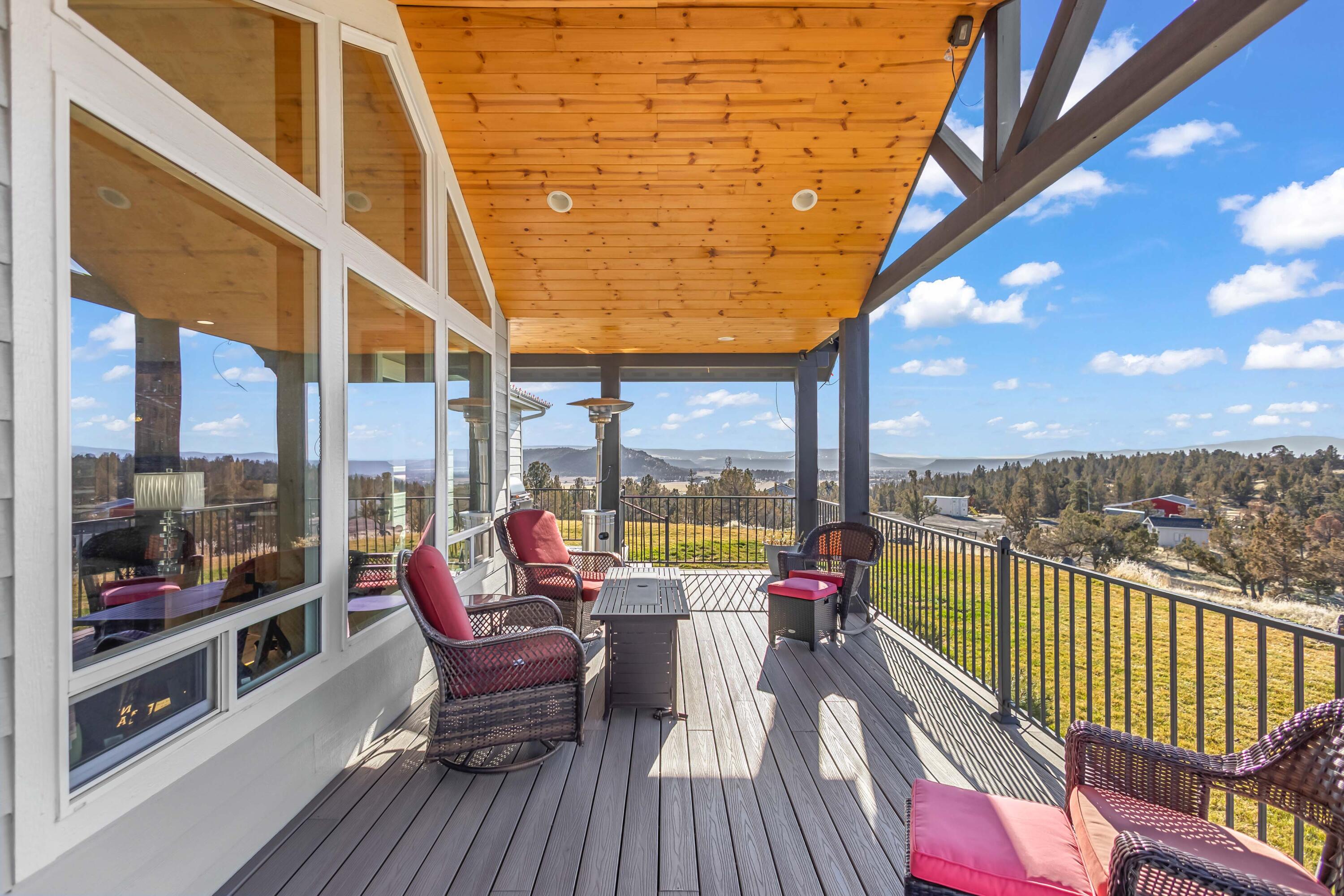 5582 North Mckay Road Prineville, OR 97754 - Photo 31 of 54 a balcony with furniture and a view of city