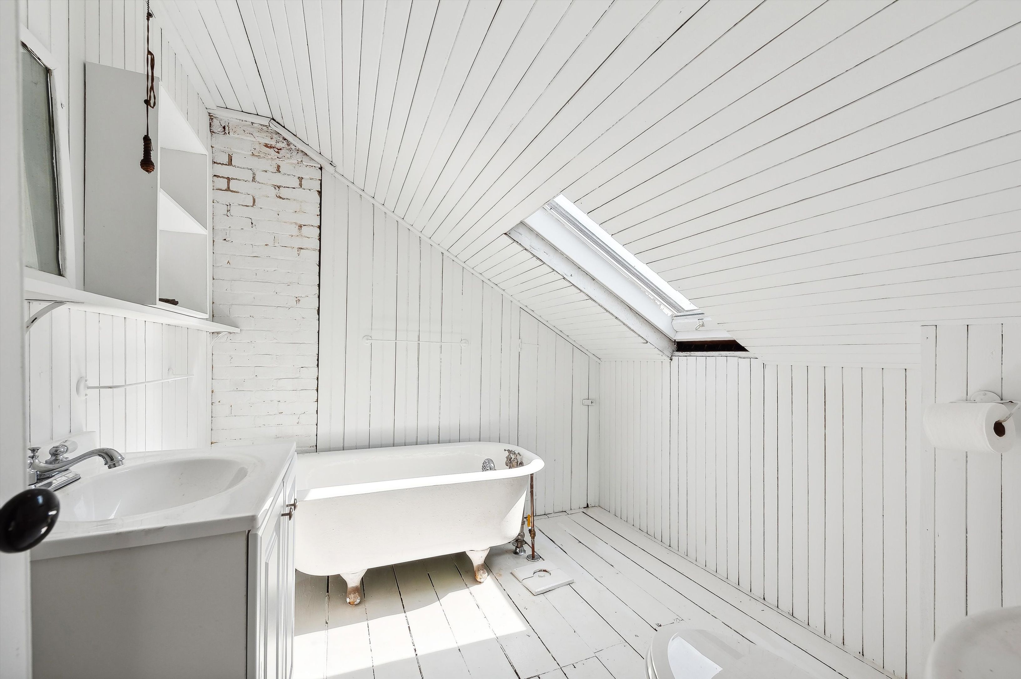 10 Pantigo Road East Hampton, NY 11937 - Photo 26 of 28 a bathroom with a bathtub a sink a mirror and a shower