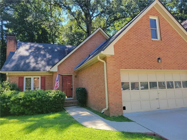 a view of backyard with garden