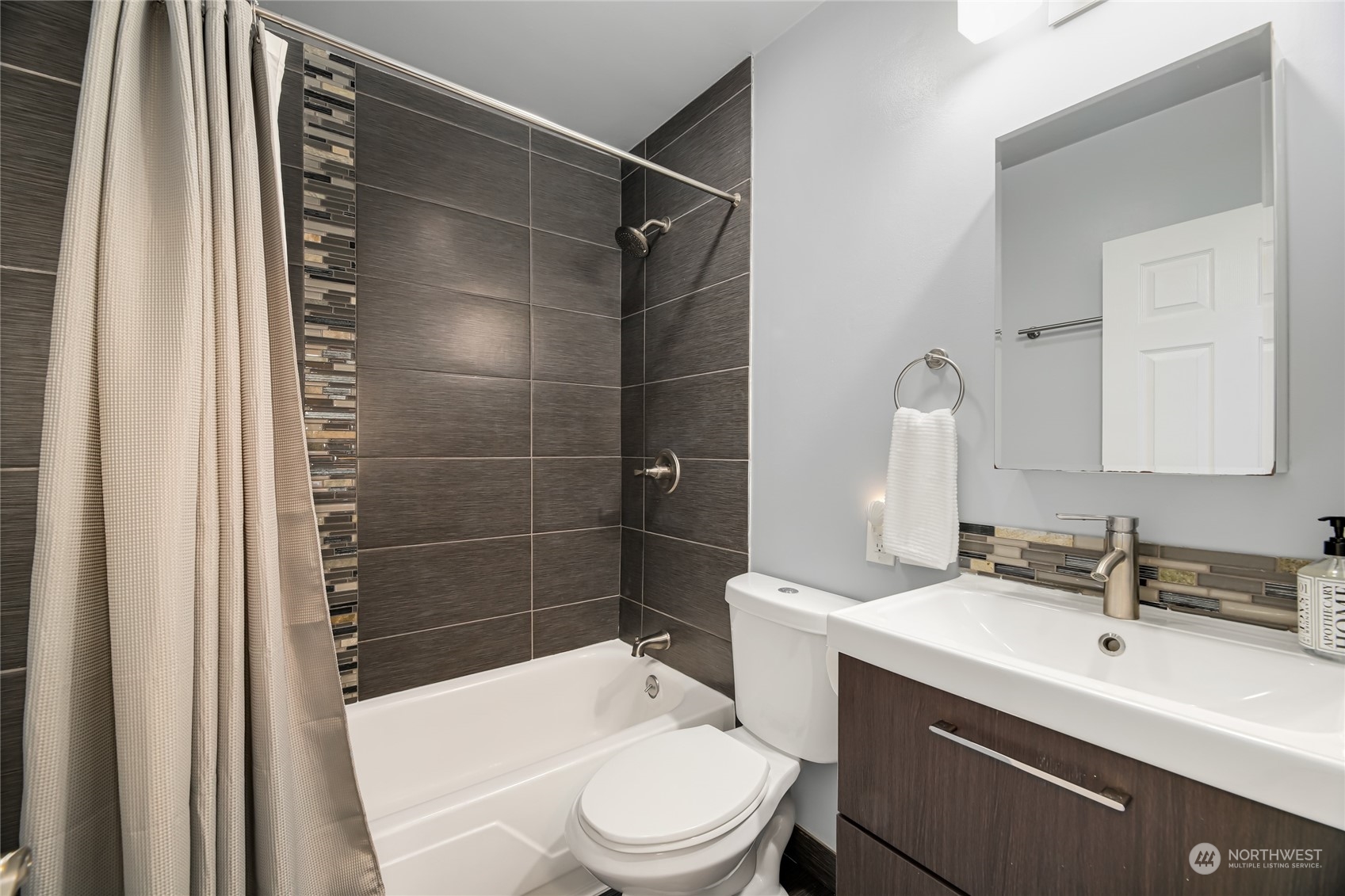 7341 Dumar Way Southwest Seattle, WA 98106 - Photo 15 of 27 Gallery Image 15