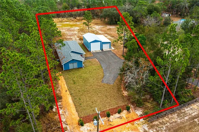 a view of a backyard