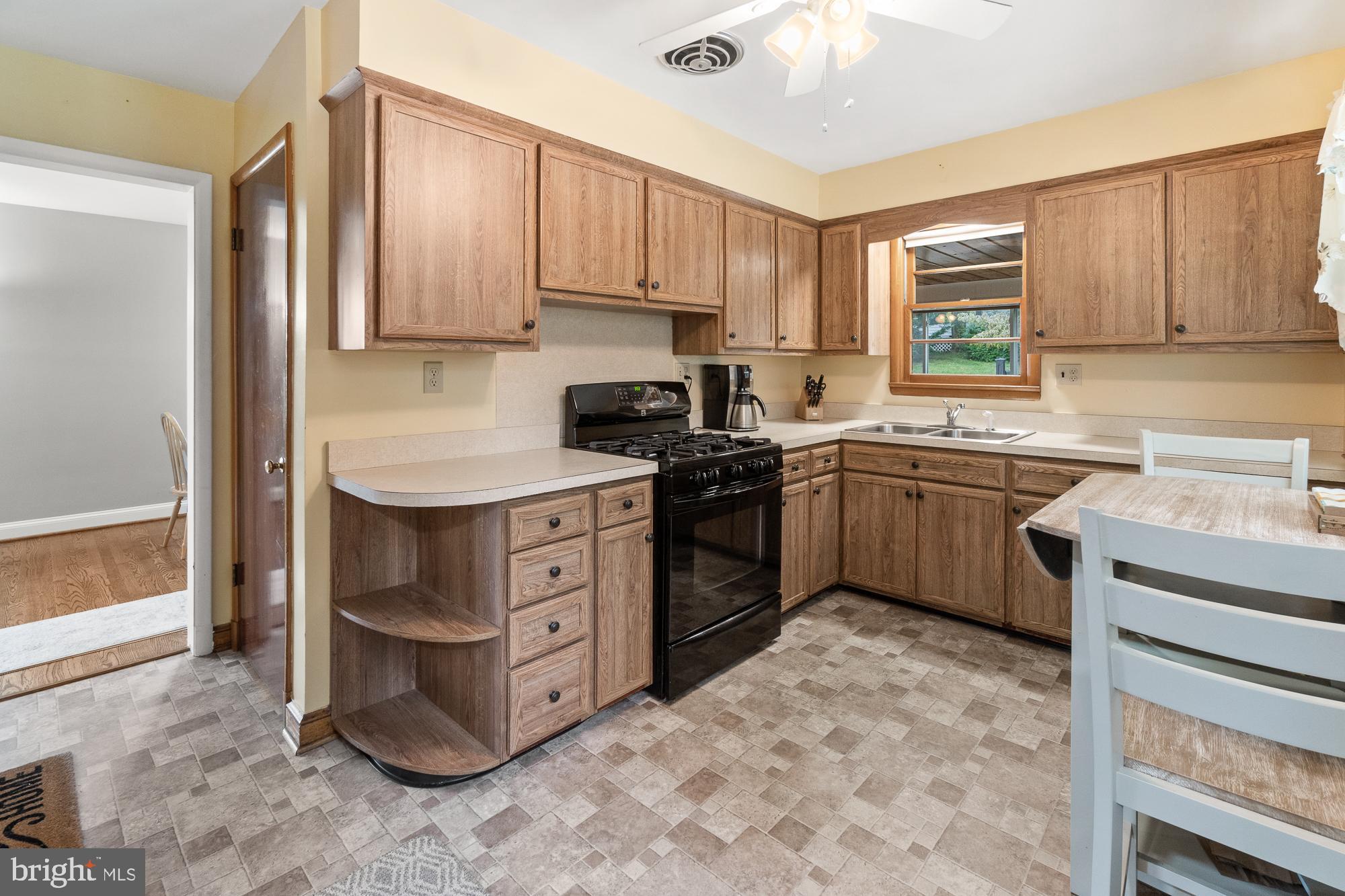 27912 Ridge Road Damascus, MD 20872 - Photo 13 of 40 Gas stove and plenty of cabinets