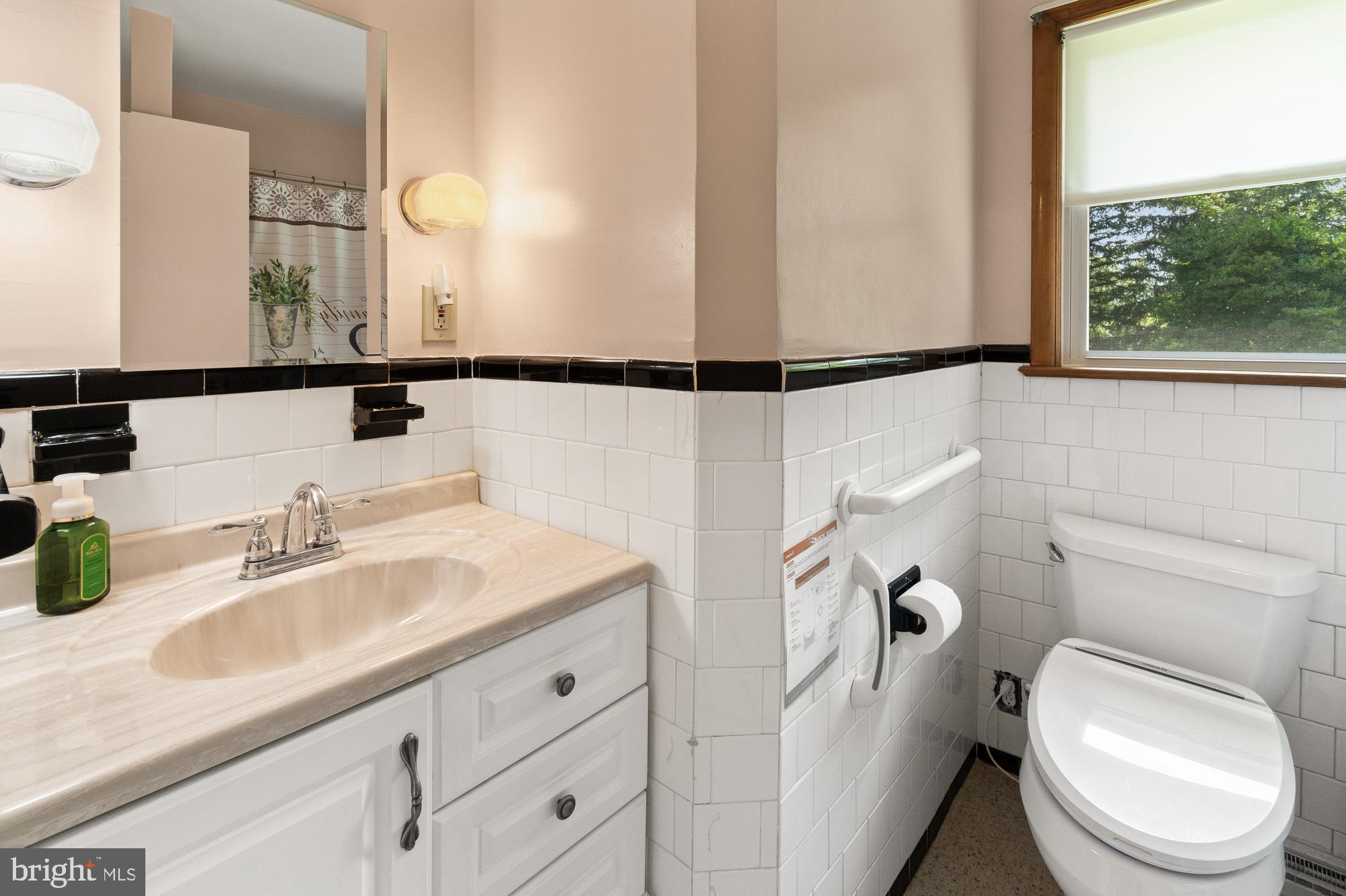 27912 Ridge Road Damascus, MD 20872 - Photo 21 of 40 Main level full bath