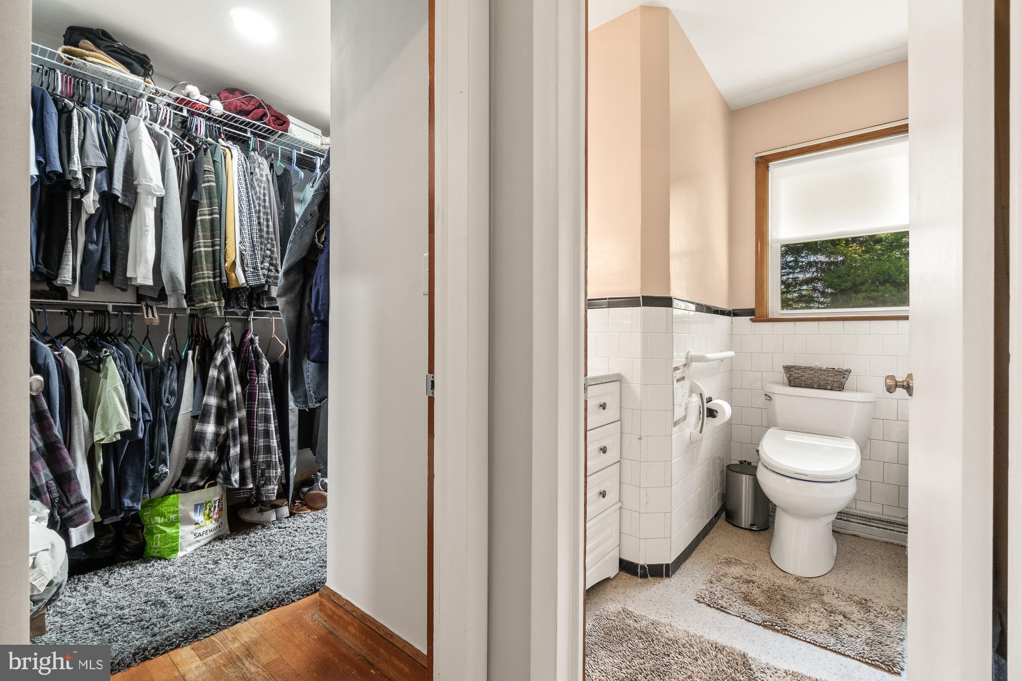 27912 Ridge Road Damascus, MD 20872 - Photo 22 of 40 Full bath and huge walk in closet on main level