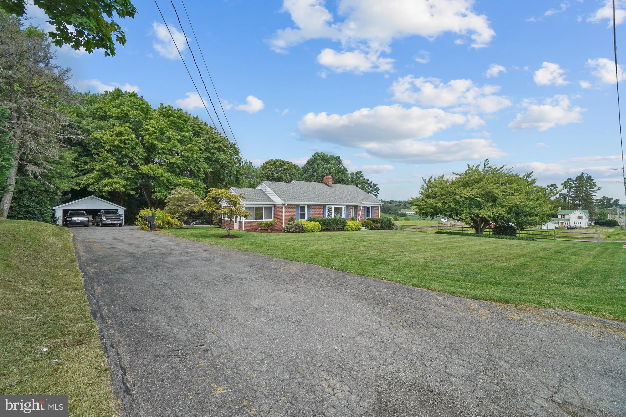27912 Ridge Road Damascus, MD 20872 - Photo 4 of 40 Long driveway and tons of parking