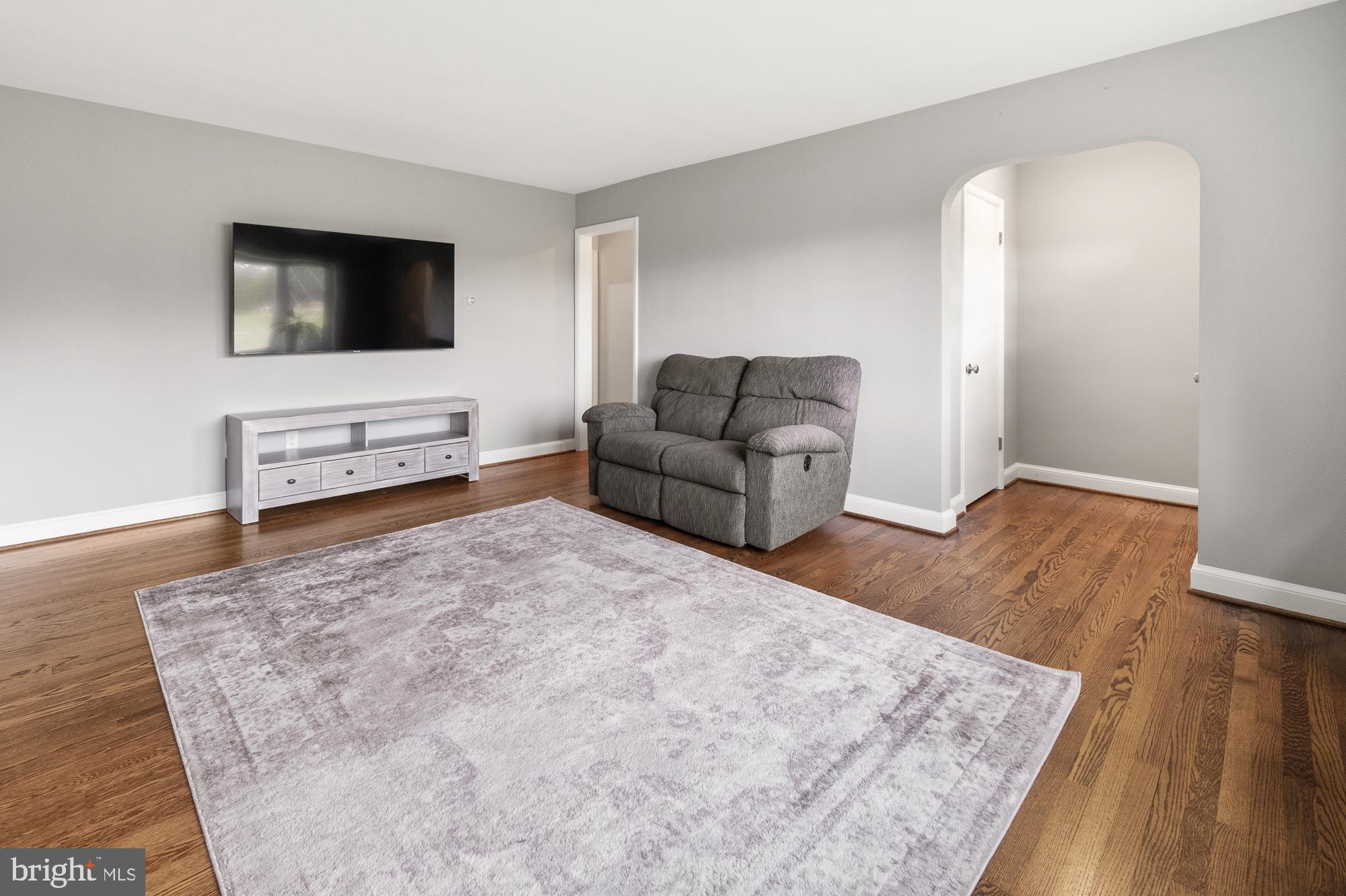 27912 Ridge Road Damascus, MD 20872 - Photo 6 of 40 Open and sunny family room