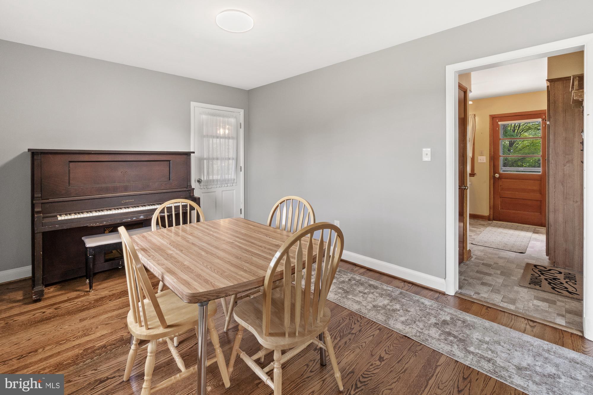 27912 Ridge Road Damascus, MD 20872 - Photo 10 of 40 Plenty of room for family dinners...