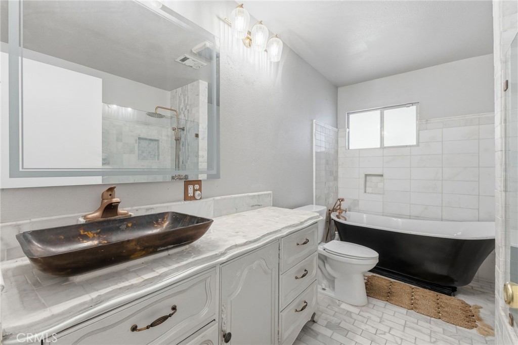 96 West Repplier Road Banning, CA 92220 - Photo 33 of 53 Hall bath