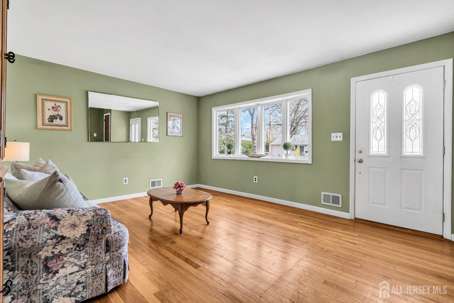 122 Orange Street Edison, NJ 08817 - Photo 4 of 33