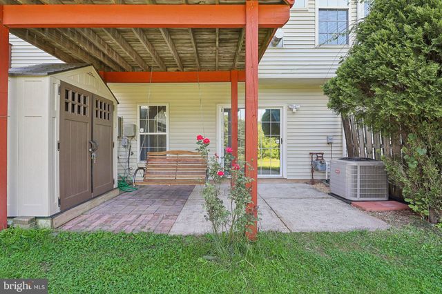 a view of front of house with a yard