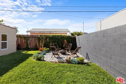 $1,078,000 | 2400 West 74th Street, Los Angeles, CA 90043