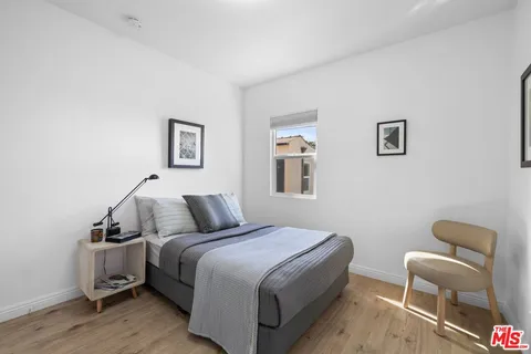 $1,078,000 | 2400 West 74th Street, Los Angeles, CA 90043