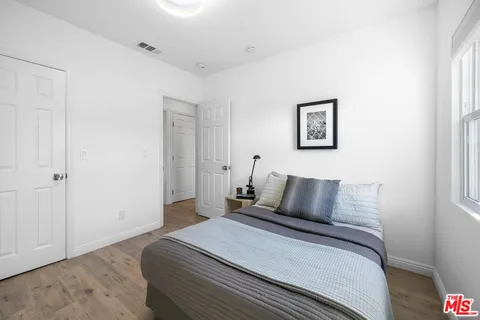$1,078,000 | 2400 West 74th Street, Los Angeles, CA 90043