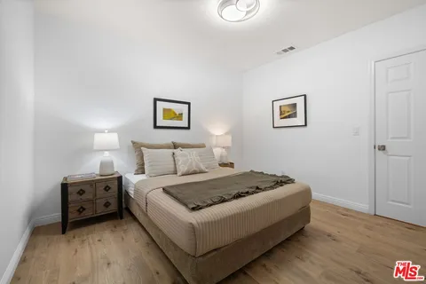 $1,078,000 | 2400 West 74th Street, Los Angeles, CA 90043