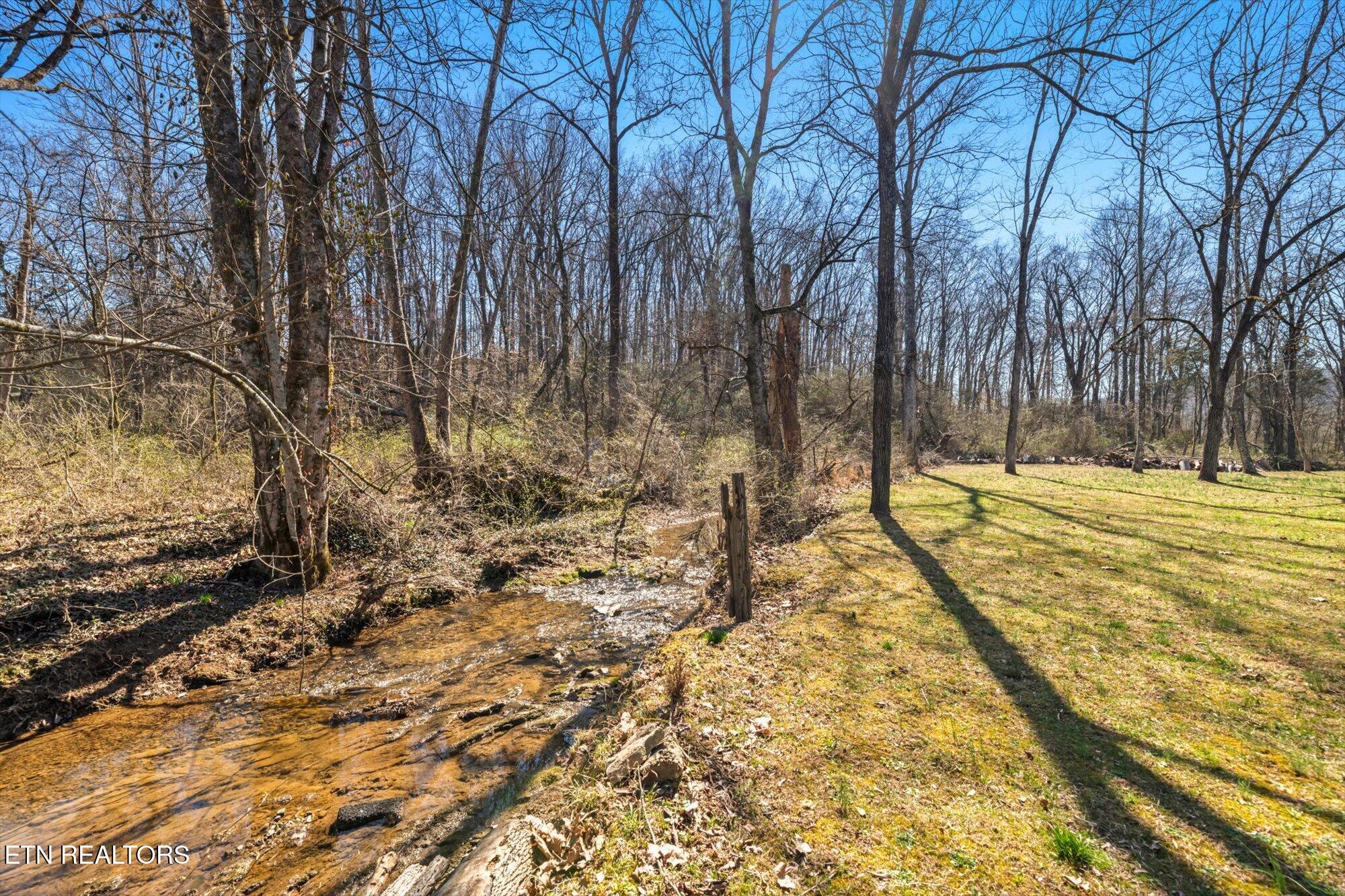 833 Ridgeview Drive Clinton, TN 37716 - Photo 8 of 40 13-833-Ridgeview-Dr-Clinton-TN-13