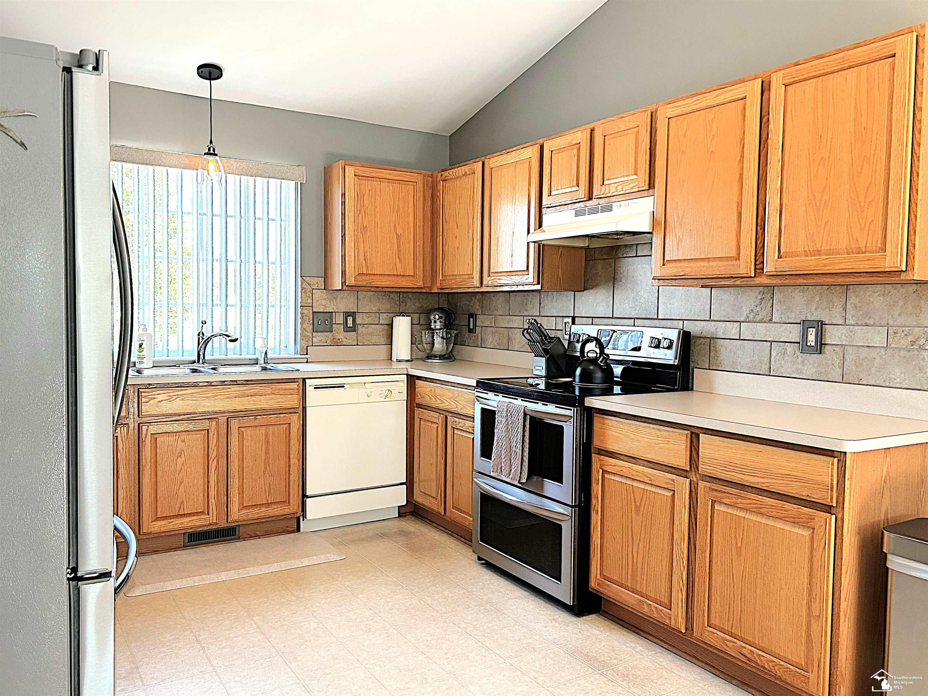 209 Dundee Ridge Drive Dundee, MI 48131 - Photo 8 of 32 50187129-ac1f40d9-c753-4200-8b9d-943afb2fe5f7.JPG
