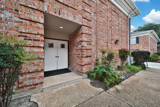$1,300 | 2822 Briarhurst Drive, Unit 45, Houston, TX 77057
