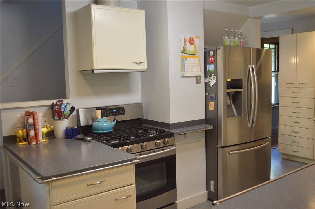 2828 Edgehill Road Cleveland, OH 44118 - Photo 9 of 32 Gallery Image 9