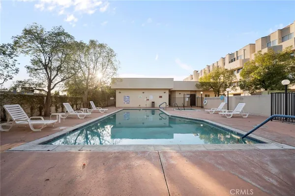$420,000 | 19350 Sherman Way, Unit 338, Reseda, CA 91335