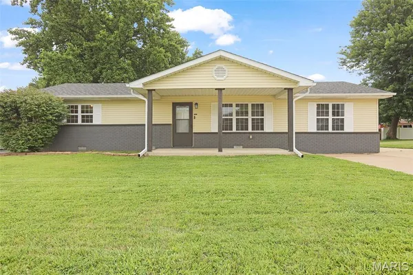 $230,000 | 733 East Airwood Drive, East Alton, IL 62024