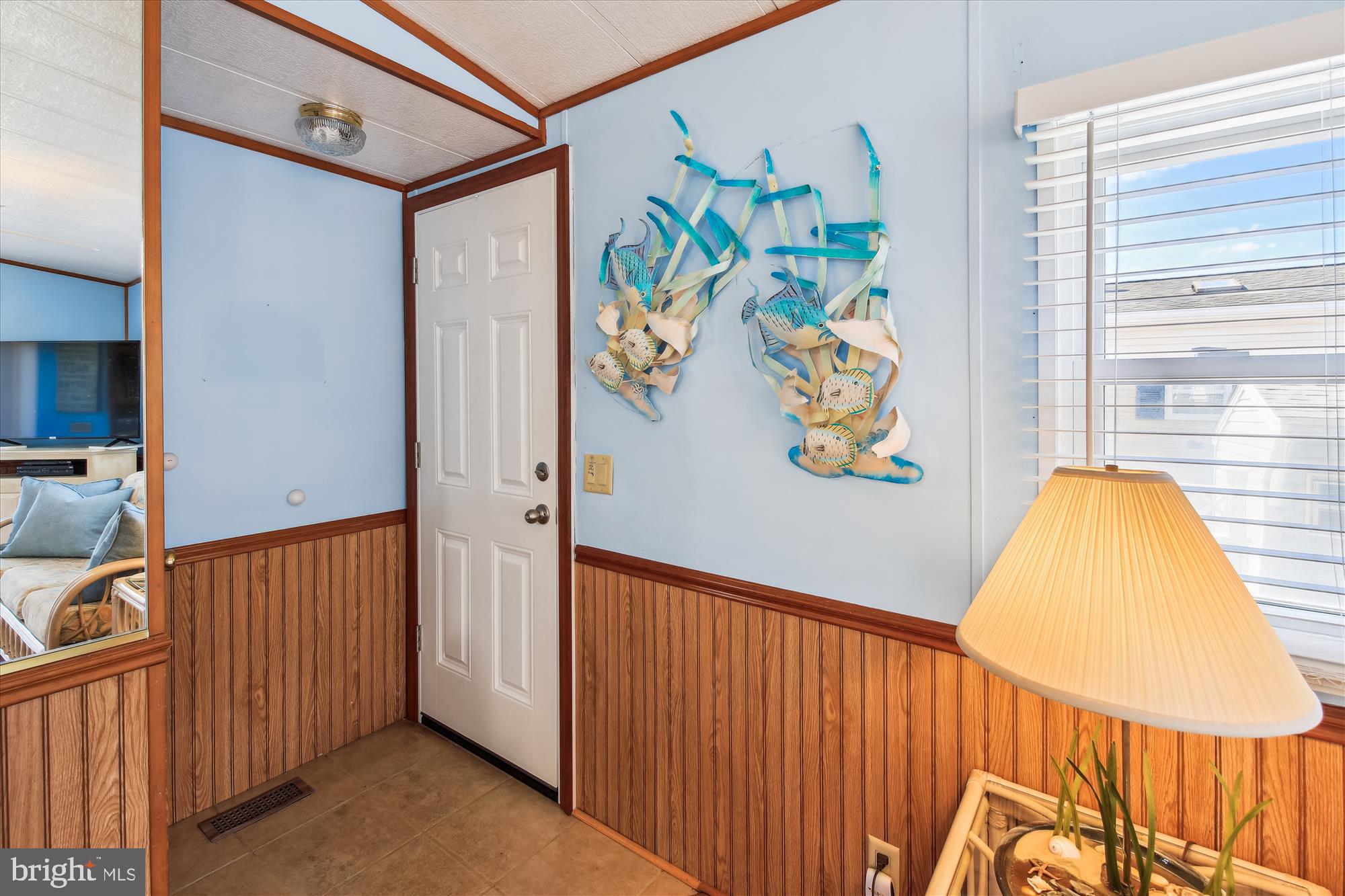 8801 Bay Ridge Drive Berlin, MD 21811 - Photo 22 of 51 Entry/Foyer