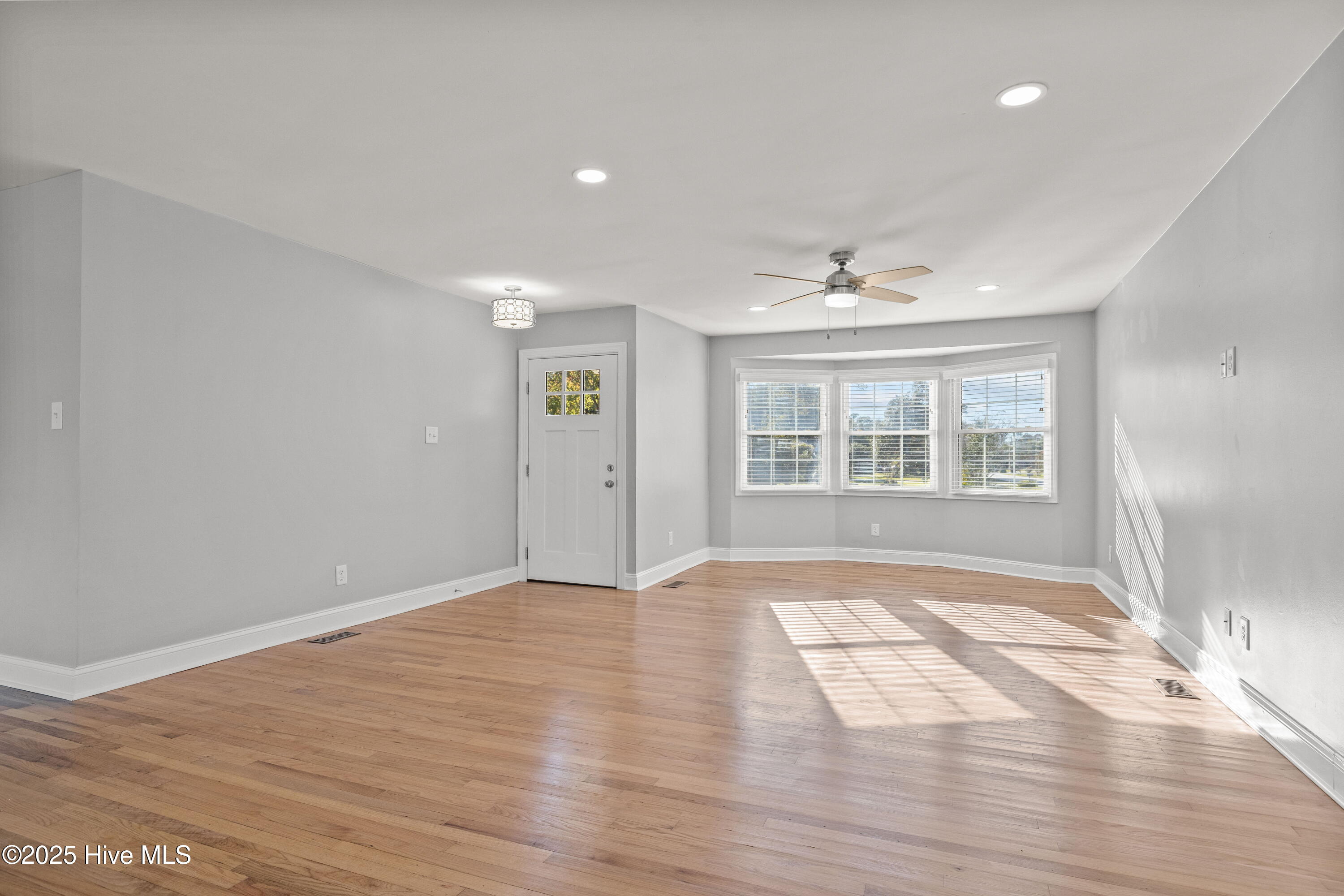 610 Friendly Road Morehead City, NC 28557 - Photo 9 of 44 Living room area
