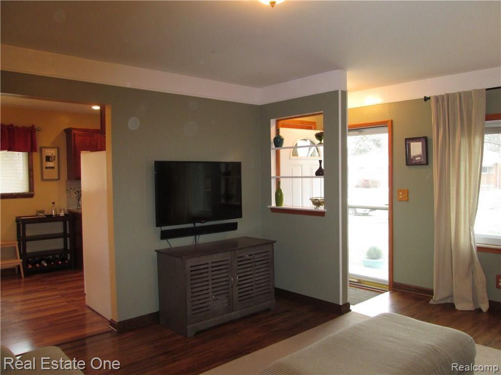 19193 Rensellor Street Livonia, MI 48152 - Photo 2 of 19 @_LIV_RM.JPG