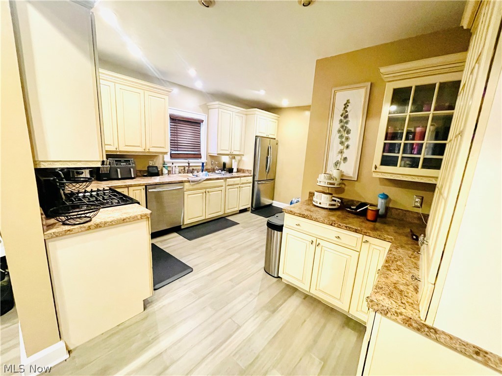 936 Cambridge Road Cleveland Heights, OH 44121 - Photo 8 of 23