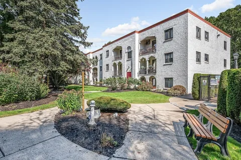 $439,900 | 220 Fellsview Terrace, Unit 223, Stoneham, MA 02180