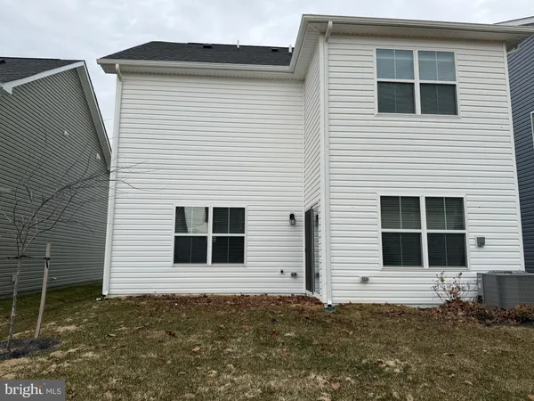 a view of a yard with a house
