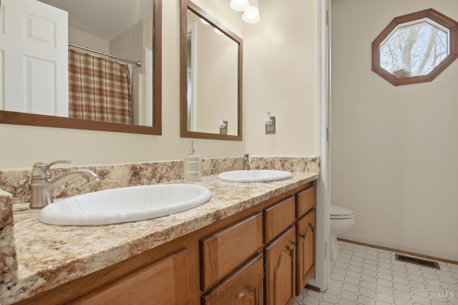 4374 Boomer Road Cincinnati, OH 45247 - Photo 33 of 49