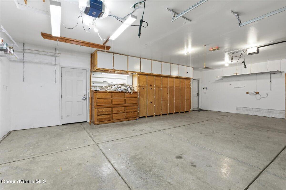 6025 West Trestle Street Rathdrum, ID 83858 - Photo 27 of 46 Garage