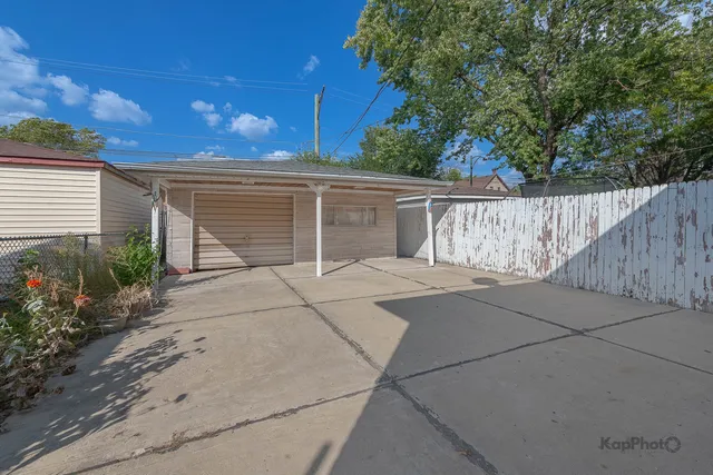 a view of a backyard